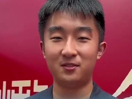 6月25日,浙江杭州。杭二中门口坐迈巴赫参加高考的少年总分700分,目标北大,爷爷是中国工艺美术大师朱炳仁 #2024高考 #坐迈巴赫高考的少年总分700