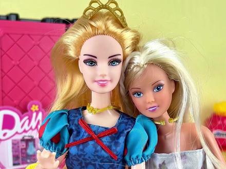 芭比和爱莎抢裙子 #宝宝玩具 #芭比娃娃 #女孩玩具 #爱莎公主 #玩具视频