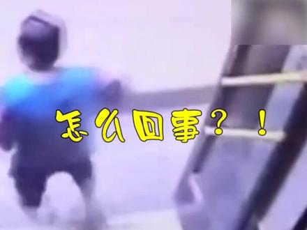 重庆一公交车司机开车途中误触车门开关,心急大妈以为到站,直接跨出车门,瞬间摔倒在地@抖音小助手