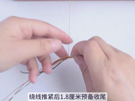 视频教程|端午双层五彩绳 五彩绳是端午的吉祥物
好看、清爽且不失时尚
端午将临,宝们快编起来呀~
#编绳教程 #五彩绳 #手工编织 #手绳 #五一出游穿什么