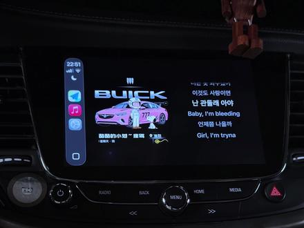 轻松解锁‼️CarPlay滚动歌词 在iOS26以后CarPlay可以实现歌词滚动
详细教程:
1.开启灵动歌词实时活动
2.在CarPlay设置中,添加滚动歌词组件
3.在车载CarPlay上切换成滚动歌词组件
Ps:目前只支持Apple Music和Spotify这两个音乐软件
下期教大家制作卡通汽车小组件
#iOS26 #苹果小技巧 #iPhone小技巧 #CarPlay #iPhone17