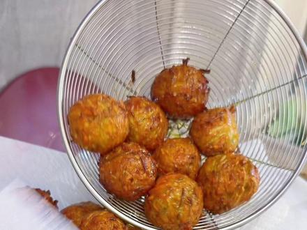 #陪读妈妈#早餐搭配 炸萝卜丸子配芋头粥和家常凉菜