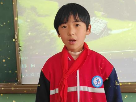 今天学完冰心的现代诗《繁星》,现场原创仿写,没有彩排直接演绎,第一次尝试,学生们的表现令人惊喜,午休时激发我的灵感,也创作一首,周一回去跟学生一起再品读!自从教了语文,跟学生一起背诗,不断进步。孩子们曾经的口痴,胆小,害羞,紧张,自卑,茫然跟现在的反差形成了鲜明对比,有了孩子们的动力我倍感信心,感叹感恩这份相遇的难得缘分!