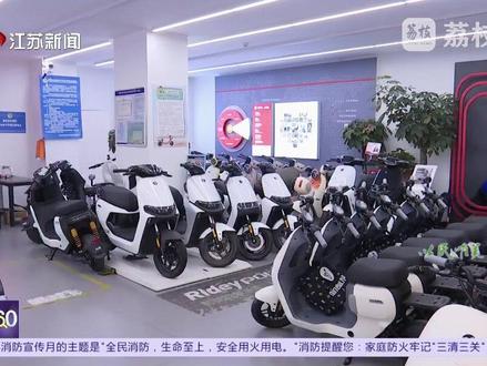 【旧国标电动自行车需在11月30日前完成上牌】 9月1日起,我国正式实施新的电动自行车强制性国家标准。按照规定,所有电动自行车生产企业必须停止生产 不符合新国标的电动自行车,9月1日至11月30日为过渡期。已购买的旧标电动自行车,需要在过渡期内上好绿牌。最近,不少上牌点门前都排起了长队,市民抓紧给自己的车上牌。#小蓝牌 #电动车 #牌照