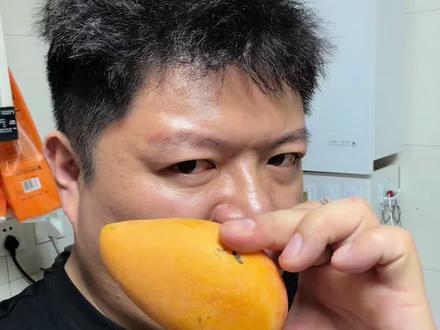 芒果的正确吃法芒果很忙#笑到你怀疑人生 #搞笑家庭#抽象