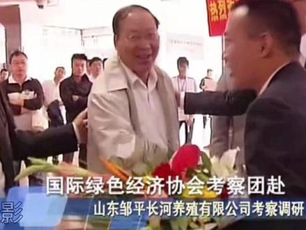 2011 邹平高利贷风波 1.创造财富神话的人
山东滨州邹平县是全国有名的百强县,然而在十几年前,其备受关注的并不是“百强县”的光彩,而是“高利贷之都”的称号。
早在2011年末,网络上关于邹平县全民投机放高利贷,崩盘在即的消息就甚嚣尘上。而在更早的2011年7月份关于邹平的高利贷网络上就有这样的传言:“邹平的高利贷市场很不成熟,融资人一抽钱,那些放贷的指定跑路,根本就是资不抵债,崩盘在所难免。”关于为什么会有这种预言,知情人士道出其中玄机:好多小企业都是用银行贷款做生意的,以往都是每年把去年的贷款还上,重新贷款,可是今年不同,好多企业用高利贷把去年的贷款还上,再从银行贷款的时候发现根本贷不出钱来,企业倒闭,环环相扣的高利贷“事业”便会瞬间崩塌。
邹平高利贷情况究竟如何?全民狂欢到底疯狂到何种程度?狂欢背后的落寞还有多远?#邹平 #滨州 #泰安 #淄博#高利贷受法律保护吗