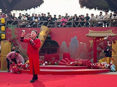 来到这彻底放飞自我了 就是有点折磨npc#万岁山武侠城 #万岁山武侠城春节大庙会 #万岁山勇敢的人在控场 #万岁山完全是E人的主场 #春节福气好去处