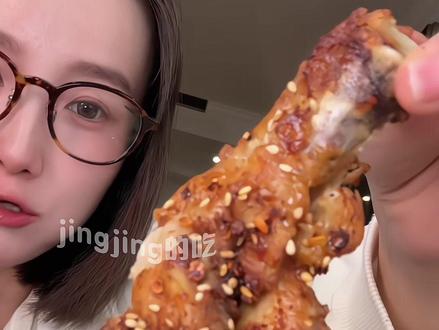 管理期也能放心炫的老式生炸大鸡腿,你敢信!每百克热量才180大卡,空气炸锅一烤,外壳焦香酥脆的,里面的肉肉又超级鲜嫩多汁,太香太满足了#好吃到哭的炸鸡 #老式炸鸡腿 #解馋 #深夜偷吃 #馋哭了