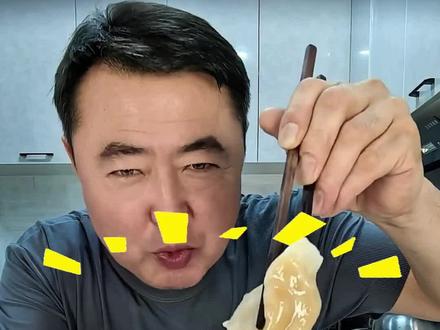 赤峰原汁原味多汁的排骨蒸饺新做法,跟着吃起来吧。