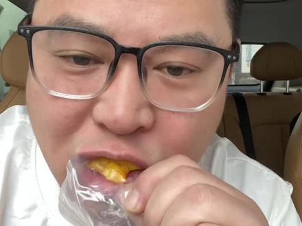 鸡脚筋 懒吃侠鸡脚筋吃到嘴里有劲道,脆脆的。#鸡脚筋 #大舅零食 #陈泽