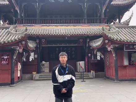 秦堰楼在山上,所以需要打车上去,而且打车也很便宜,到秦堰楼以后,参观线路大致是秦堰楼-二王庙 -安澜索桥一鱼嘴一飞沙堰一宝瓶口一离堆公园。导游小吴的讲解线路也是这个样子的,来都江堰的朋友赶紧约起来吧。
#都江堰导游小吴 #都江堰 #旅游攻略