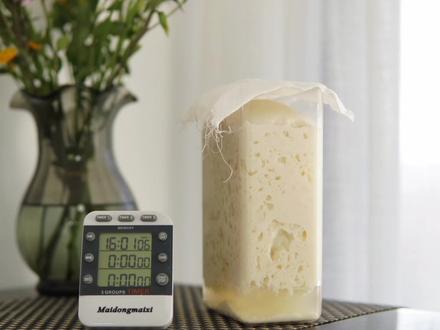 水式酵母潘纳托尼|一周完成全攻略—水式酵母培养(1)
预计周六更新第二部分「潘纳托尼」面团制作烘焙,鲁邦种的做法详见往期视频。
问题汇总:
水体不易过多
水温很重要
酸碱度平衡 4-5Ph
容器不宜过大
容器不要有阻碍
入水时间不超过24小时
水式酵母培养
第一步:续养鲁邦种——3h
鲁邦种50克
水50克
高筋粉 50克
第二步:鲁邦种转硬种——48h
鲁邦种100克
高筋粉 100克
水 40克
第三步:水式酵母初次入水——24h
硬种100克
高筋粉 100克
水 40克
第四步:每24小时重复一次续养水式酵母,约2-3次—— 24h#酵母 #烘焙 #面包 #面包 @抖音美食 @抖音小助手 @