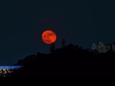 一轮明月“穿”过阳江标志性建筑——阳江电视塔#阳江 #中秋
