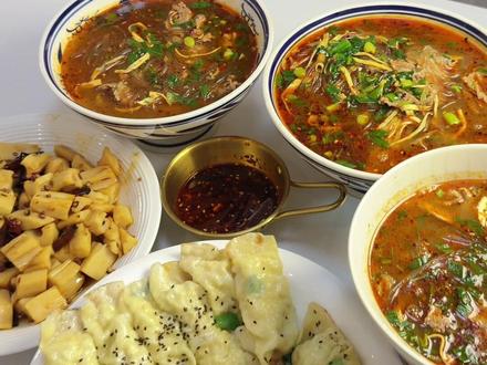 吃饭喽,又来分享我们家的晚餐了,看看江苏普通家庭的一家三口简单又快速的晚餐,今晚又给家人做了爱吃的牛肉粉丝汤和豆腐卷,今天又解锁了藕的新吃法,炝拌藕丁真的很好吃#呛拌藕丁 #牛肉粉丝汤 #记录真实生活 #我的厨房日记