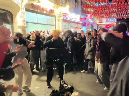 雨天在伦敦街头唱别怕变老是什么体验 回复 @领导的评论 这期唱到一半下大雨了 还是坚持演完了 希望大家也能看到最后 素材不是很完美 但无所谓 对了就庆祝 错了就进步#艾热 #王以太 #别怕变老 #xklin #vlog十亿流量扶持计划