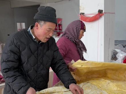 前几天云南红河哈尼族彝族自治州的一位姐姐拿来了一些自己家养的蚕结成的蚕茧想做床蚕丝被,可能因为养的不专业,所以导致蚕茧不是罐状的而是一片一片的跟纸一样,带大家看看蚕茧质量怎么样,以及是如何做成蚕丝被的,#蚕茧如何做成蚕丝被 #蚕茧做蚕丝被的过程 #蚕茧做蚕丝被