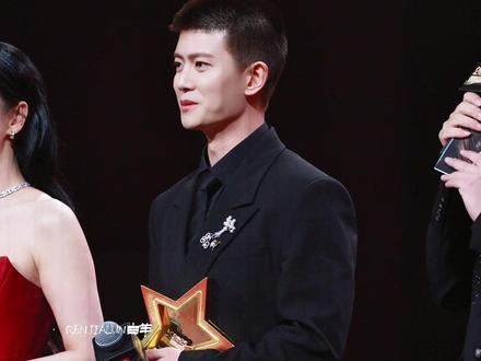 𝟐𝟓𝟏𝟐𝟏𝟔 丨 任嘉伦年度号召力演员。恭喜获奖 #国剧盛典 #任嘉伦