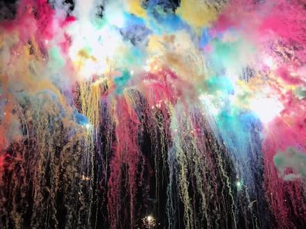 当水母遇上七彩祥云,这好运我只想分享给你~#七彩祥云有好运 #水母烟花 #请你看烟花