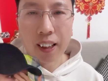 徐子尧再一次泪洒当场 眉山群星演唱会前,徐子尧粉丝见面会上看到追刀20年的刀迷老奶奶给自己鲜花,情不自禁感动落泪#徐子尧 #西海情歌 #眉山群星演唱会