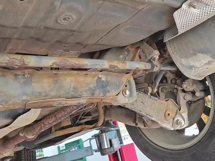 底盘除锈喷底盘装甲的活其实是不太愿意接的,第一是味道大喉咙不舒服,第二是落在地上卫生不好搞,#车辆底盘生锈如何处理 #底盘装甲