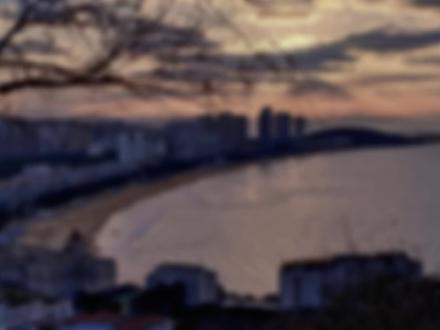 同学聚会上,众人起哄,让赵珊珊过去吻许秦时。
许秦没拒绝,抬手按住了她的后脑勺,狠狠加深了吻。
现场一片欢呼。
无人知道,我和他已结婚四年。
隐隐地,我听人说:「我当年嗑的 CP 要成真了吗?」
我想起当年中学时,我也知道有许多人暗暗嗑他俩。
当时的我,还若无其事地试探过他:
「都在说你和赵珊珊是一对的,你喜欢她吗?」
许秦当时眸露厌恶:「喜欢谁也不会喜欢她,别提她的名字,让人作呕。」
我从未想过。
原来啊,他喜欢她。
散场时,赵珊珊喝醉了,被人推着送到许秦怀里。
直到许秦将她塞进车里,弯腰要进去时,他始终没注意到我。
我喊了他:「许秦。」
他顿了顿,似乎才记起有我这么一个人。
「你自己先回去,她喝醉了。」
见我没有回话,他看我一眼,声线微冷:「不要太娇气,你以前不这样。」
我努力想了想,是啊,我以前不这样。
从我们相恋到结婚近十四年,好像从头到尾,都是我在主动。
他好像,从来都不觉得我会主动离开他。
那晚,我打了许久的车,也没打到。
最后,我一个人走了近一小时的路回家去了。
推开家门,屋内一片漆黑寂静。
这时,手机震动了下。
我打开手机,是闺蜜发来的:【夏若,你还好吗?】
和她的聊天记录再往上翻,是她前几天发给我的几段视频。
从我认识许秦开始,我以为,他一直都是不苟言笑的。
在那些视频里,我都快认不出那个人是他。
原来他也会贴心给人夹菜。
他看人的眼里也是有柔情似水的。
他会温柔摸着她的头,让她枕在自己大腿上。
包括最后一段视频。
是半年前,许秦正式在外苞养了赵珊珊的那天,他俩在中学校园外,那棵我曾经和他表白的紫荆花树底下拥吻。
我看完了视频,忽然觉得胃里一阵翻腾。
我恍惚间想起来,四年前,还是我向许秦先求的婚。
我本以为他会拒绝,他却答应了。
直到前阵子,我才联想起来,我和他求婚前两天,听说赵珊珊交了新男友,已经准备订婚了,只是不承想半年后分手了。
一⃐夜⃐未眠,直到天边渐亮时,我听见了开门声。
许秦进门时,见到我没在睡觉,有些诧异。
他瞥了我一眼,转身时,我见到他脖子处几道草莓色咬痕。
「许秦,我们璃婚吧。」
我话出口时,许秦没有反应。
他一如既往从容不迫更换了衣裳,直到走到房门口时,才忽然停下脚步:
「你说什么?」
他转过身来看着我。
我将手上戴的婚戒摘了下来,扔在桌上:「听清了吗?」
他微微皱起眉头:「夏若,不要使小性子了。」