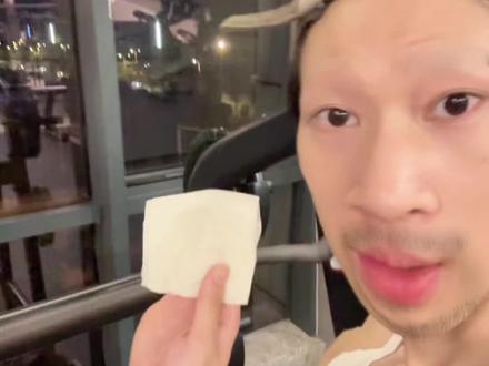 不管是女孩还是男孩,一定要注意起来 特别是现在夏天到了 #串串大王 #健身 #吴彦祖画老头妆去健身房