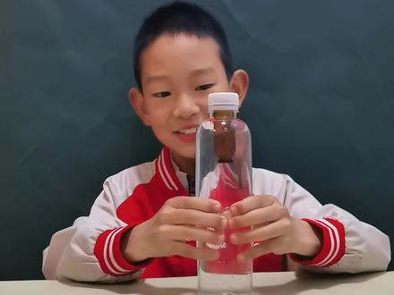 用口服液瓶子简单做个潜水艇,太好玩了,快动手试试。#实验 #潜水艇 #早教 #手工 #玩具