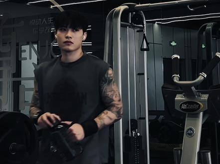 下辈子不长这张脸了 看着真不爽@斩虍
#未成年禁止纹身