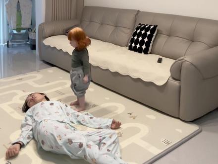 视频有点长 还有点悲伤 #假装晕倒宝宝反应 #带娃日常 #搞笑