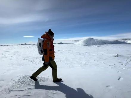 “老板在南极,员工在加班”,俞敏洪在南极发表庆祝新东方成立32周年的全员信引争议,遭员工写“回信”吐槽。“南极来信”为何成引爆打工人情绪的“导火索”?#新周侃