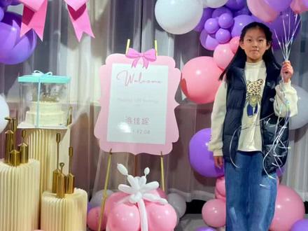 女孩十二岁生日 打开门 满满的惊喜和宠爱 投入妈妈怀抱的那一刻 爸爸有点尴尬啦 哈哈哈##惊喜 #生日快乐 #仪式感不能少 @抖音小助手