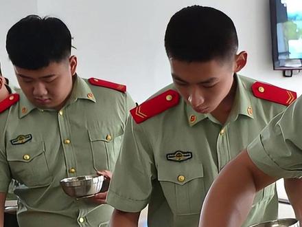 挑食就是饿的轻,挑食这种娇气的毛病,在部队有办法