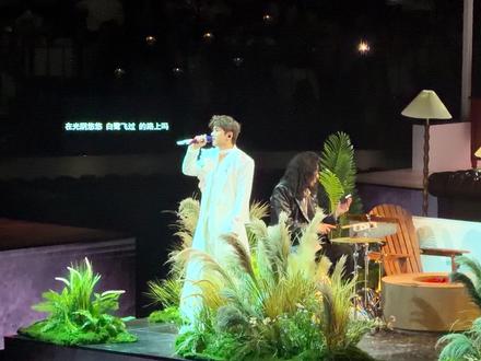 🌳《树呢》现场版,杰哥今天又小哭包了……
“爱会跳出时空的界限,在春秋与冬夏,在天上和人间”#树呢#张杰未live演唱会 #张杰成都新春演唱会