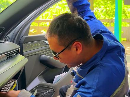 自己更换吉利车型空调、空气滤芯简单方便。还能省不少钱 适用于吉利GC7 SC3 GX7 EC8 ICON 博瑞GE 帝豪 帝豪L 博越L 嘉际 EC7 帝豪GL GSE 帝豪GS L 星瑞L 星越L S 缤瑞 缤越 豪情 豪越 PRO 远景X6 SUV 远景S1 X1 X3 熊猫 吉利银河L6 L7 E8 E5 几何A 几何G6 几何E萤火虫 C EX3功夫牛 几何T#空调滤芯 #空气滤芯 #汽车保养