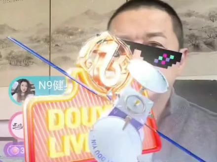 李亚鹏@李亚鹏 @搞笑视频老王
从全网群嘲到27万人众筹1700万,李亚鹏的反转只用了一个真相:负债时不挪善款,困境中签下无限连带责任,11000台手术撑起孩子们的微笑。原来“侠之大者”从不是荧幕形象,是把情怀熬成岁月的孤勇。