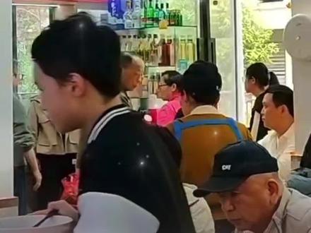 作为深耕长沙米粉38年的老匠人,面对“长沙米粉第二,其他米粉并列第一”的江湖传言,我是不服气的。
38年守一碗粉,长沙人的清晨从不屈居第二
致所有质疑者的风味宣言 若论历史,长沙米粉才是江湖的“祖师爷”
当西汉的稻香凝结成阿弥岭出土的米粉作坊文物,都有记载的骨汤煮粉穿越两千年光阴,长沙人早已用一碗扁粉,将“嗦粉”刻进基因。
那些说我们“清淡”的人,可知这碗粉已熬了千年?
所谓“第二”,不过是温柔霸蛮的谦让
长沙人把火辣留给湘菜,却将柔情倾注于米粉:
- **汤要清**:筒子骨老母鸡通宵慢炖,清澈见底却鲜入骨髓,一勺猪油爆香灵魂,这是江南水乡与湖湘烈性的完美平衡;
粉要扁,糙米浆摊成玉色粉皮,刀起刀落间薄厚均匀,吸饱汤汁时如绸缎滑喉,浇入煨到入口即化原汤肉丝,香气四溢的三鲜,自制的小料酸豆角、油渣子,子油姜,剁辣椒,黄辣椒粉加入米粉中那简直是灵魂伴侣 。比“第一”更珍贵的,是长沙人的“日日如初”
常德人炫圆粉的韧,郴州人恋红汤的烈,而长沙人38年如一日守着楼下的粉铺
- 清晨6点的头锅汤,是打工人的续命符;
- 深夜酒后的光头粉,是游子归乡的暗号;
真正的“第一”,从不需要擂台
当外地人争论“谁更辣更猛”,长沙米粉早已成为2400年古城的呼吸:
- 岳麓书院的晨雾里飘着骨汤香,
- 湘江码头的吆喝中混着嗦粉声,
- 就连齐白石笔下的“菜根香”,也藏着扁粉滑过喉头的温润, 38年只做一件事:要让每一碗粉都“熨帖”
有人说我们“不够刺激”,但真正的韵味,恰在细水长流
- 拒绝勾兑汤底,宁肯凌晨3点起灶;
- 坚持好的品质粉面
- 码子从不过夜,卖完即止是对食客的尊重。
江湖排名”不过是流量时代的喧嚣,而长沙米粉的底气,藏在老街坊端碗蹲凳的满足里,还有那些游子归乡第一就是唆碗家乡的粉,坚持38年如一日的案板与灶台间的我也是被那些食客认可与支持,才会有贺大姐的38年坚持。
下一碗粉,依旧不争“第一”,只求嗦完的人叹一句:“嗯,是小时候的味。”
清香粉面家常菜:地址工商巷3号一9号营业时间早上6点至晚上9点“不服来嗦”。