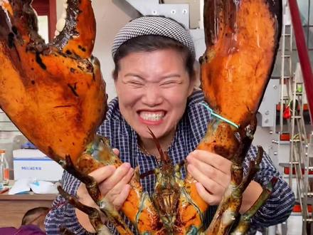 你问我龙虾有多少,反正一锅煮不了#海鲜美食 #生猛海鲜
