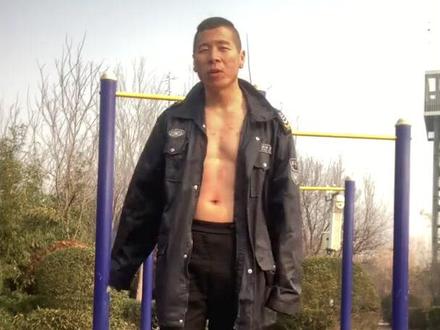 我是靠矮子走路实战练出来、并总结出能提升提膝双力臂的人。自己走过很多弯路,只想把最实用、最落地的方法分享出来,让更多人少走弯路,更快解锁双力臂。#双力臂教学 #双力臂 #矮子走路双力臂