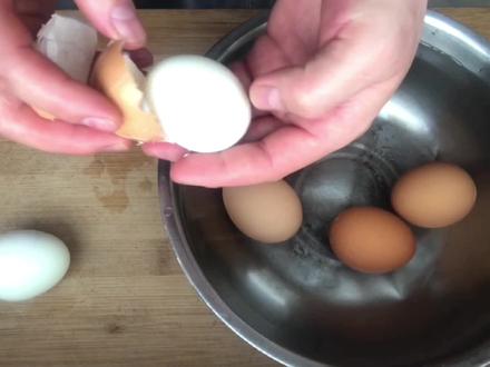 煮鸡蛋不爆裂,厨师教你一个特别实用的方法,起初我还有点不信