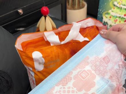 布朗尼#纸尿裤 两大包活动太香了,一晚一片太省心了,3安品质的放心穿,薄薄的特别透气,妈妈们快去囤!#拉拉裤 #尿不湿 #大吸量纸尿裤