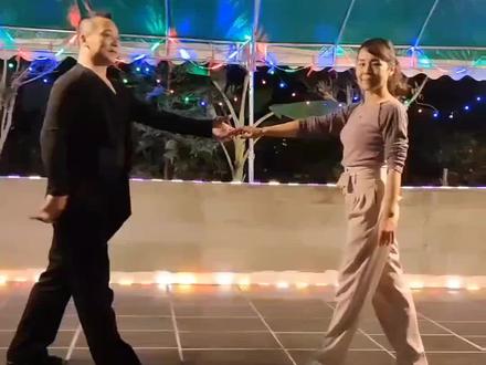 #海豚知道 应部分舞友老师的要求,本套路时长三分钟,基本步指导口令是1.23.4.(1是第一拍,23合起来是第二拍.也叫追步,4是第三拍),希望你喜欢。课件口令教学已挂载在屏幕左下角:点击:海豚知道:吴老师点帕斯金牌版完整组合口令教学,进入付费39.9元既可永久学习,感谢支持!点帕斯是民间舞里的吉特巴。风格随意.欢快.轻松.亲民,容易学习.辛苦十几天就可以完全掌握。口令教学课件会助你一臂之力!感谢支持!