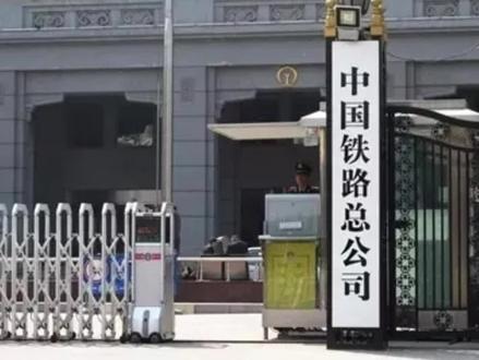 2020 年,交通运输部、国家铁路局、国铁集团联合印发《船舶碰撞桥梁隐患治理三年行动实施方案》(简称实施方案),聚焦桥区水域航道维护尺度不足、航标缺失或功能失常,桥区水域船舶淌航、掉头、横越、违规追越、不按规定航路航行、船舶超高航行,桥梁标志标识设置维护不到位、通航净空尺度不足、抗撞性能不足等问题,部署开展船舶碰撞桥梁隐患治理三年行动(简称三年行动),分动员部署、隐患排查、集中整治和巩固提升四个阶段进行。
三年行动开展以来,交通运输部水运局、公路局、海事局按职责分工加强组织协调,强化技术指导和督促检查,指导各地创新工作举措,强化企业主体责任、部门监管责任、地方属地责任全面落实,强力推动隐患排查和整治提升各项任务全面完成,三年行动取得积极成效。
