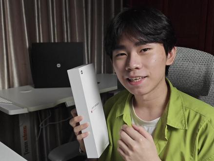 小米17Pro|机圈戾气×攻击用户×自费普通人眼里是? 这期视频,制作非常困难,
说实话,是奔着热门去的......
但文案打磨了四天,6000多字.....
素材拍了两天,216G......
视频剪了四天,期间还崩溃了好几次pr,有一次save回退了12个小时......
搞到现在,吃不到一点小米17的热点尾流......
同时,成片做出来后,
我自己反复观看,也是被热门视频甩好几条街的质量,
或许还是因为能力不足,很多东西没办法在一开始就规划好,所以导致视频节奏怪怪的,
只能祝愿我自己能不断进步吧......
这期视频确实从艰难的制作中学到了很多!!!!
总有一天,我要上一次热门!!!!!!#小米 #背屏 #小米17pro #数码玩咖大派对 #抖音精选