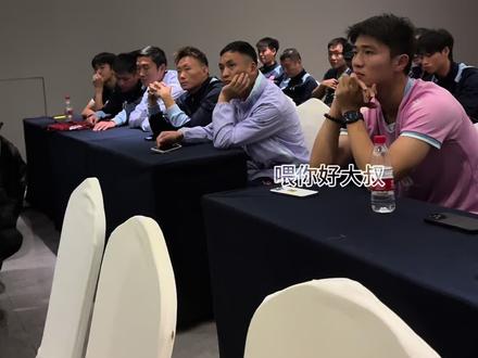 昨日自贡主场战平凉山,比赛虽有遗憾,但拼搏从未停止。
感谢政府大力支持,感谢全场球迷不离不弃,感谢对手全力以赴,更感谢每一位球员拼到最后。
足球不止胜负,还有热爱与坚守。自贡队,继续向前!
自贡VS凉山#自贡川超 #川超自贡 #自贡灯城燊龙队 #川超 #十亿流量扶持计划