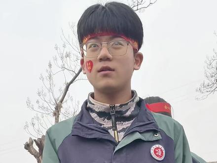 #百日誓师大会#我的男孩 开始时他是在笑的,但他尽量回避与我对视,我知道这个爱哭的男孩今天已经克制的很好了,但看他下跪的那一刻我是真没绷住#感谢老师们的辛苦付出和教育