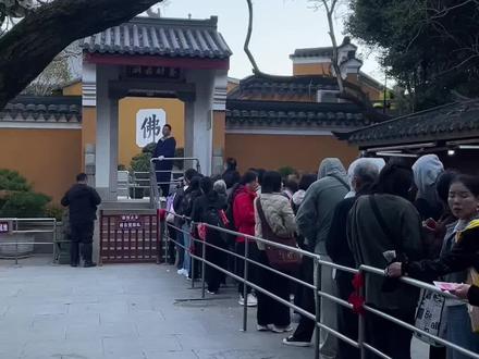 善财洞摸财🤑。5点起的我已经拜完啦~看着这长长长长长队#善财洞 #善财洞求财 #善财洞人山人海 #我在普陀山吸好运