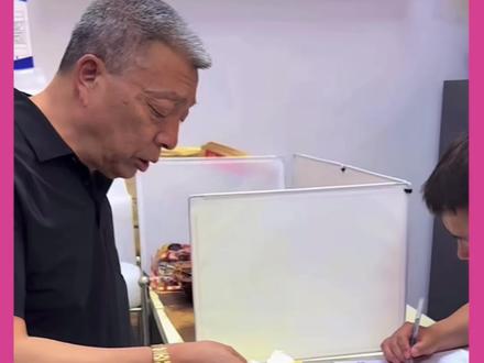 刘文祥不愧是紫薯精和大学生严选的麻辣烫!#紫薯精 #刘文祥 #麻辣烫 #周小闹