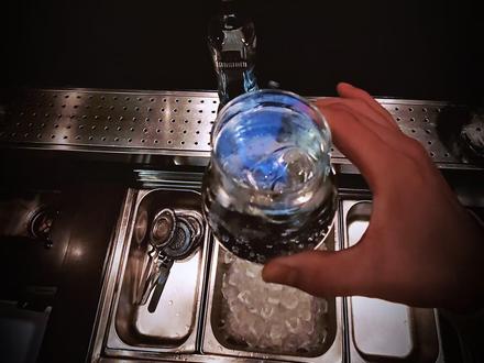 苦艾酒是点燃了天才,还是焚毁了理智? 苦艾酒是一种源于古希腊罗马时代的草本蒸馏酒,最初用于祭典或医疗。现代苦艾酒诞生于18世纪末,由法国医生Pierre Ordinaire用苦艾、茴香、茴芹等草药蒸馏制成药用饮料。19世纪初,商人Henri-Louis Pernod将其商业化,推向大众市场。
1860-1910是苦艾酒的鼎盛时期,尤其在欧洲文化艺术中心巴黎的蒙马特地区。该地的磨房逐渐演变成集咖啡厅、酒吧、夜店和演艺场于一体的娱乐场所,如著名的“红磨坊”,吸引了大量艺术家和文人,使苦艾酒成为波希米亚生活的象征。
苦艾酒是一种高酒精度(50%~75%)的烈酒,因其独特的苦香和碧绿色泽,被赋予了“绿精灵”的浪漫别名,也常与疯狂、堕落、等争议关联。
饮用苦艾酒有传统仪式:通常作为餐前酒或开胃酒,加水稀释以释放香气。19世纪时,人们使用瓶装水配合专用器具,艺术家们常整天饮用以激发灵感。
苦艾酒与众多艺术家和文学家深度关联。高更向梵高推荐苦艾酒,梵高沉迷后割耳并最终死亡;毕加索创作了大量苦艾酒主题画作;其他爱好者包括海明威、王尔德、莫奈、德加等。王尔德曾诗意描述:“第一杯苦艾酒后,万物如你所想;第二杯后,万物不再如所想;第三杯后,你会看到事物的真谛。”这些故事使苦艾酒被奉为灵感源泉,但也引发争议。
苦艾酒的致幻作用和社会问题导致反对声浪。1908年“瑞士农夫杀人事件”被用作禁酒例证,但实际原因复杂,涉及葡萄酒产业的竞争。1915年,法国以精神错乱和道德风险为由禁止苦艾酒,欧洲多国效仿,使其沉寂近百年。
现代科学研究对其风险进行了更客观的评估,认为适量饮用与其他烈酒无异,甚至历史上曾被用作抗感染、解热药剂。1998年起,英国、法国等陆续解除禁令,苦艾酒得以重新合法生产与销售。然而,许多传统工艺已失传,如今市面产品多为模拟风味的现代版本,常使用食用色素与香精调制。
如今,苦艾酒已不仅是一种酒,更成为一段承载着艺术辉煌、社会争议与历史沉浮的文化象征。
总之,苦艾酒历经兴盛、禁令与复兴,既是艺术家的缪斯,也折射出社会文化的变迁,至今仍是一个充满传奇的话题。
#苦艾酒 #苦艾酒的喝法 #鸡尾酒 #调酒 #dou上热门 @DOU+小助手 @抖音VLOG @抖音媒体内容优推官 @创作灵感小助手 @抖音娱乐 @抖音创作灵感 @抖音