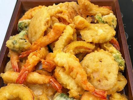 年夜饭的餐桌上,小朋友的菜肯定少不了这道炸货拼盘,酥酥脆脆的,一点不油腻,孩子可爱吃了。