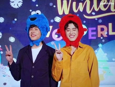 马哥特意把自己喜欢的红色给了PP 而PP喜欢的蓝色留给自己❤️💙#billkin #ppkrit #kinkrit #芝麻街玩偶